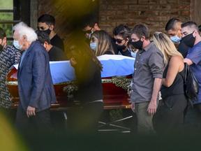 Apenas 25 familiares e amigos íntimos estiveram mais próximos na hora do enterro de Diego Maradona