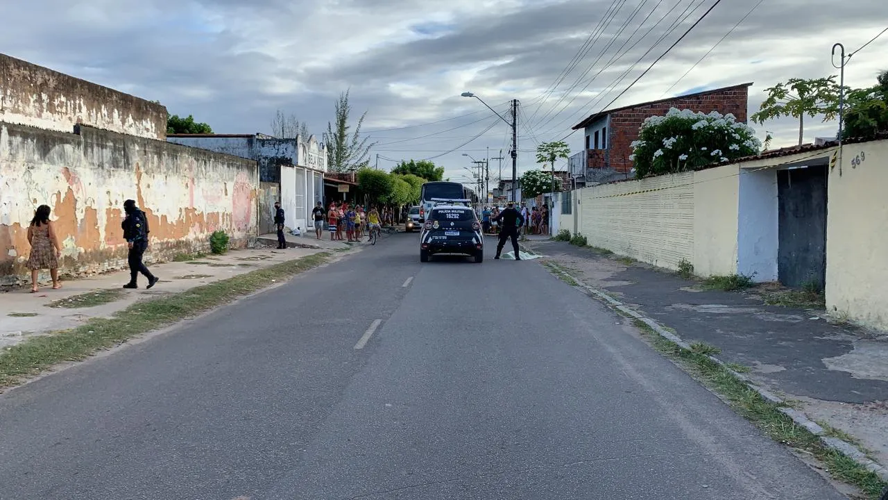 Um jovem de 20 anos foi morto a tiros na Rua Maria Quintino, no Parque Santa Maria, na Grande Messejana, na tarde desta quinta-feira (26).