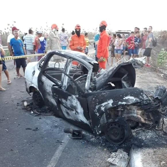 Vítimas voltavam de uma consulta em Fortaleza quando o carro em que estavam incendiou após bater de frente com um caminhão na cidade de Acaraú.