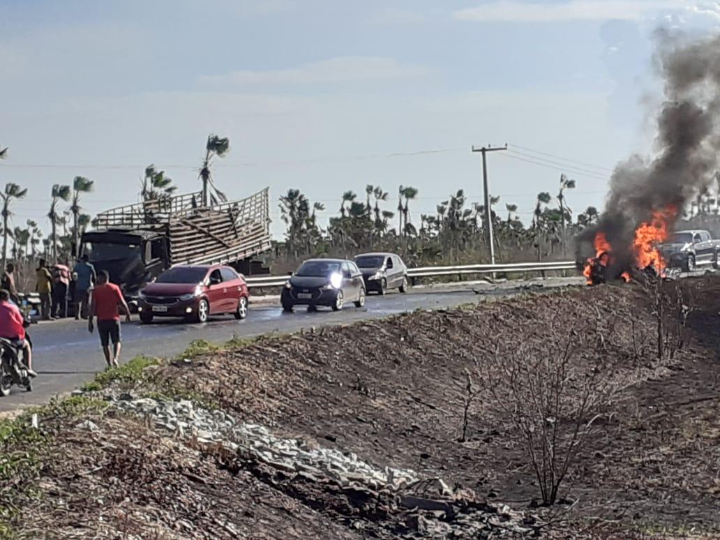 Após o acidente, o veículo pegou fogo rapidamente, sem chance para as quatro vítimas