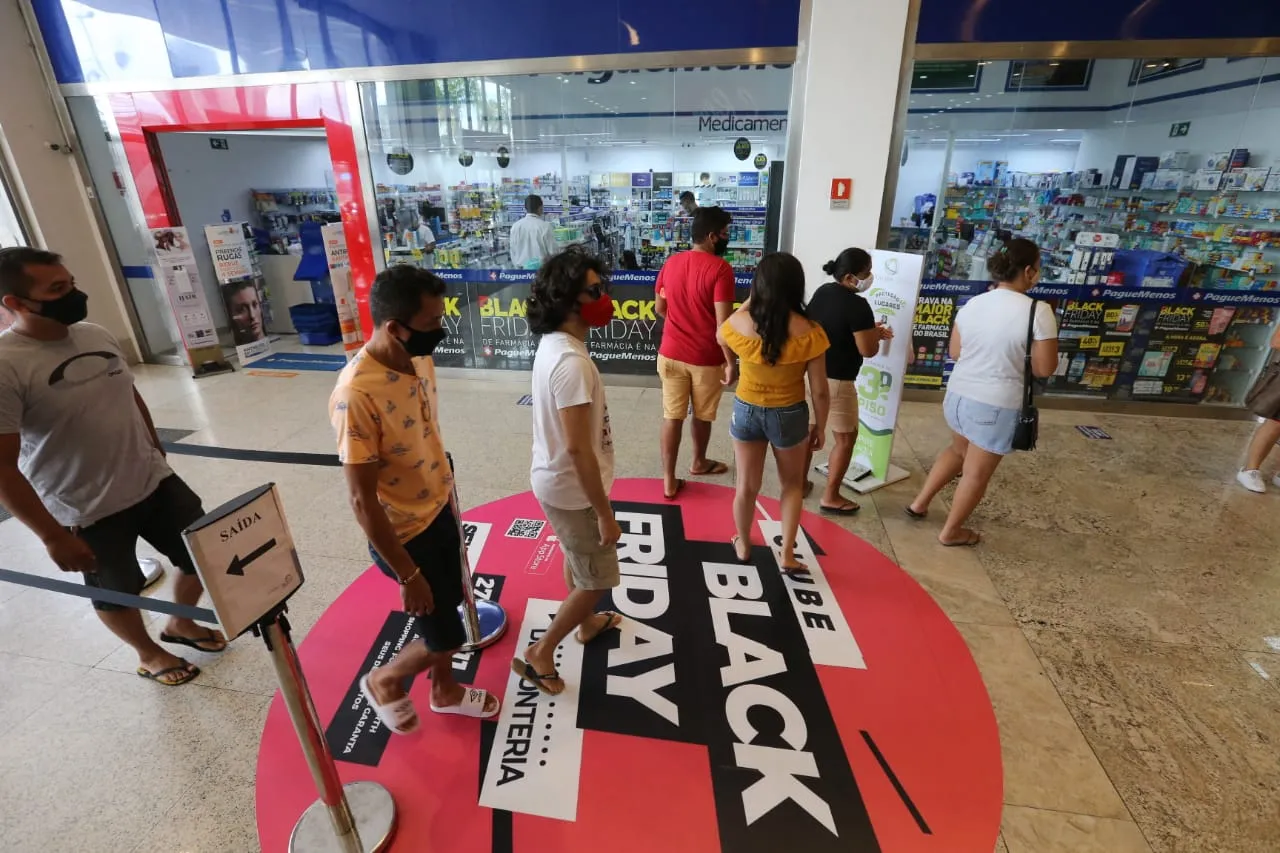 Na Parquelândia, shoppging registra uma pequena fila na entrada e pouca movimentação de clientes