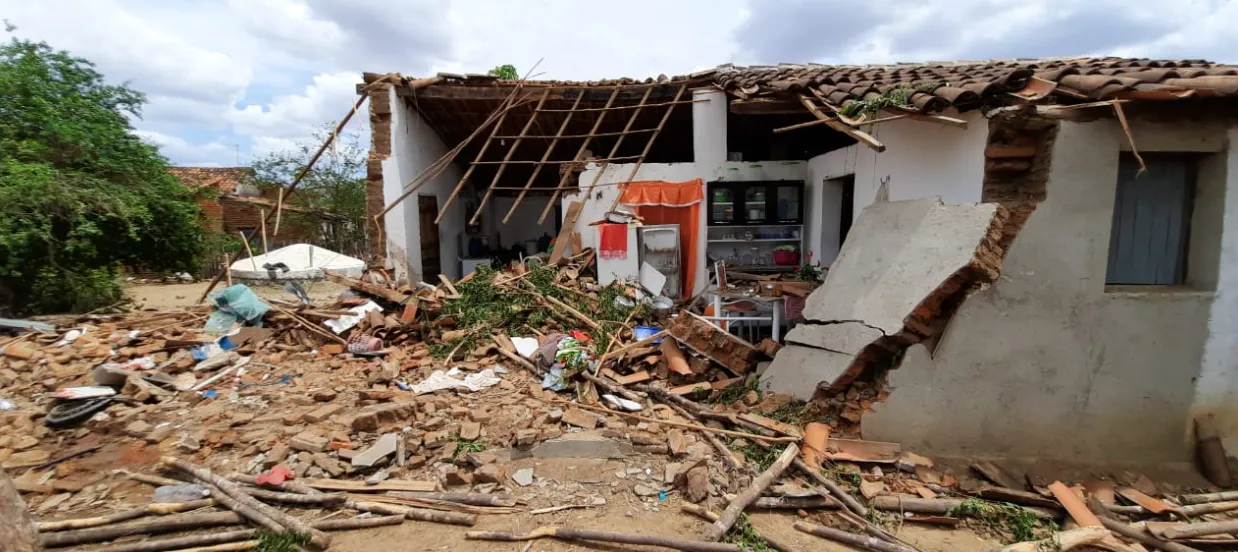 Condutor perdeu controle do veículo e destruiu residência