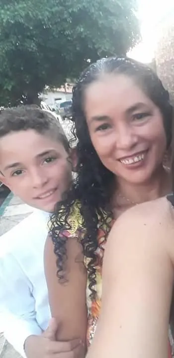 Jonia do Nascimento substituiu seu marido como acompanhante do filho em cima da hora. Criança viajou para consulta em Fortaleza