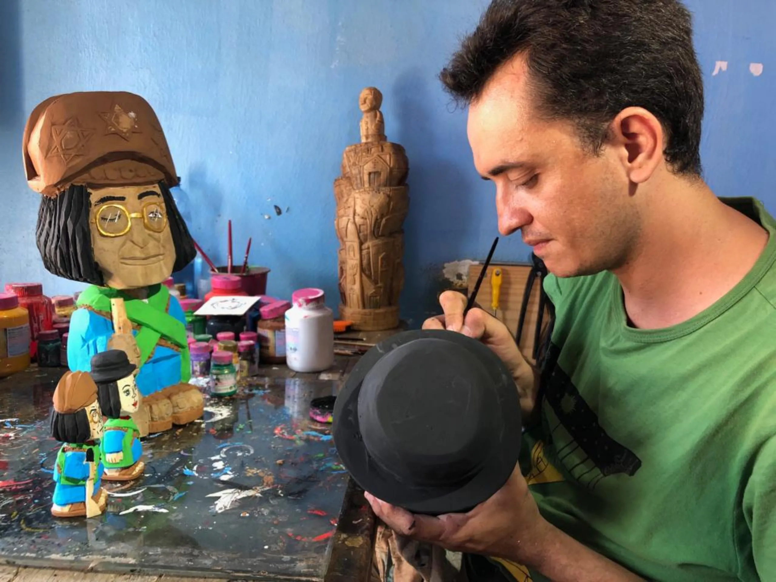 Artesão Boni  desenvolve trabalho em madeira