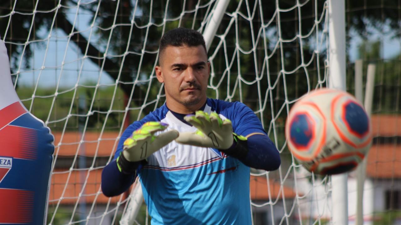 Felipe Alves agarra bola em treino pelo Fortaleza