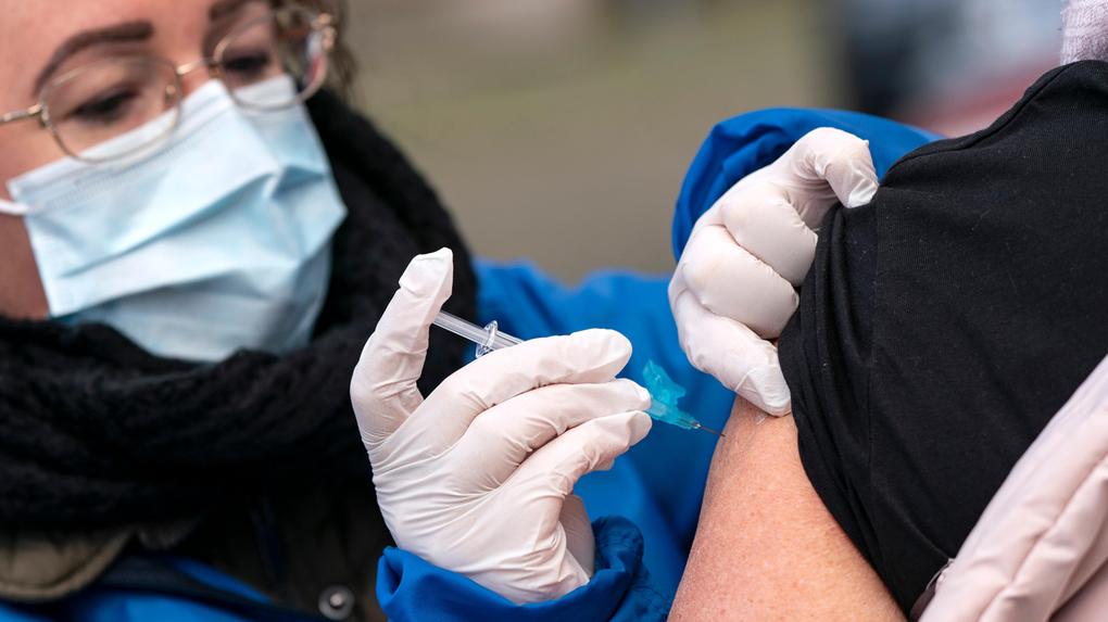 Esta é uma imagem de uma pessoa sendo vacinada