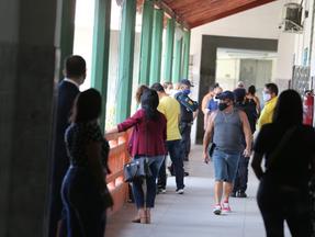 Colégio eleitoral em Fortaleza movimentado com eleitores