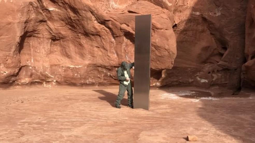 Misterioso monólito de metal apareceu e depois sumiu em um deserto na região oeste dos Estados Unidos