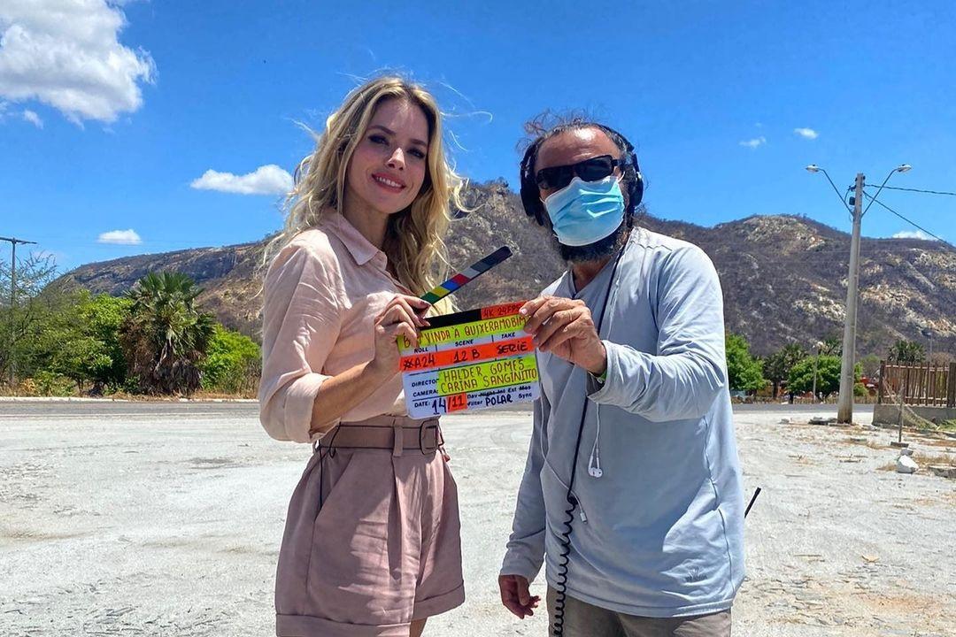 Monique Alfradique ao lado do diretor Halder Gomes