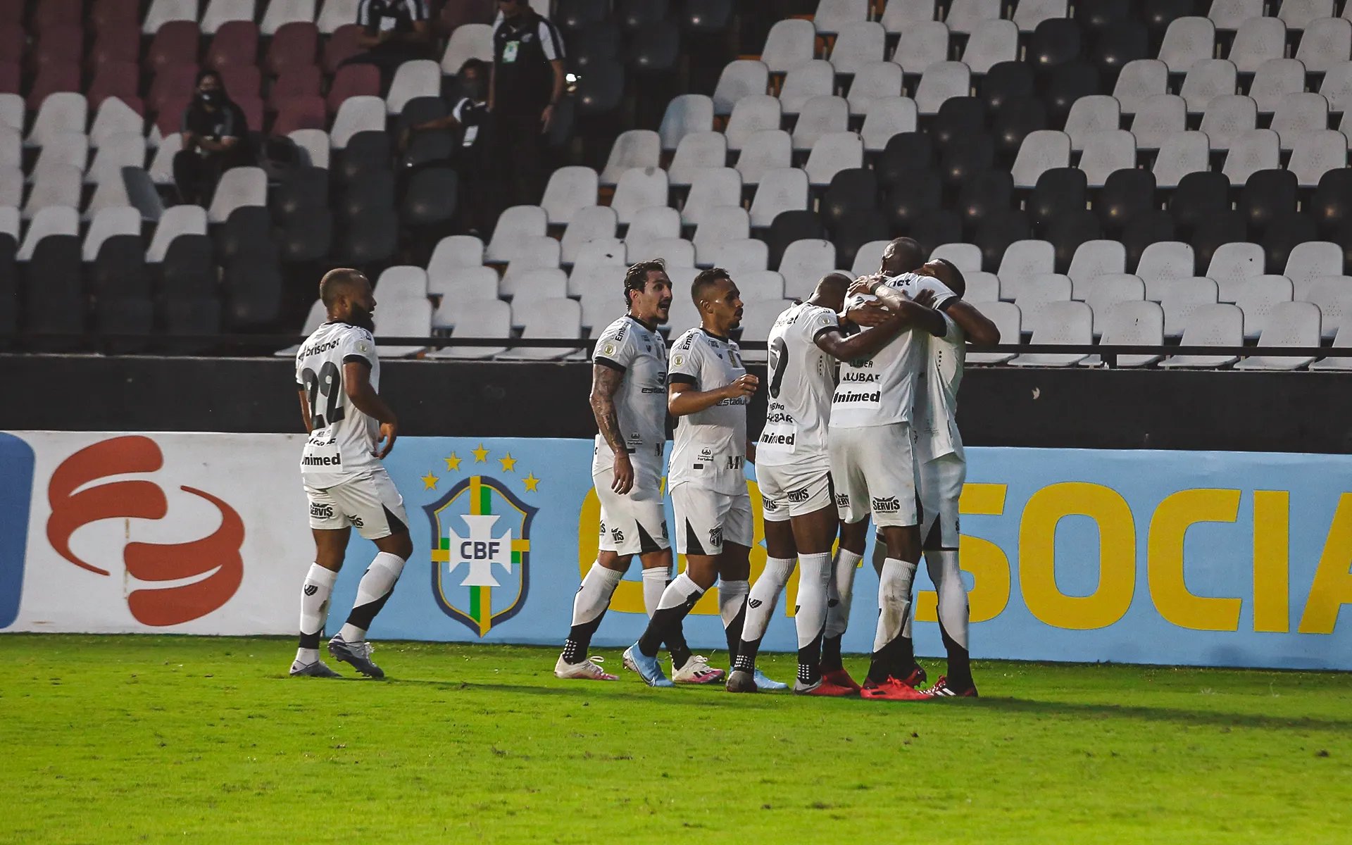 Time alvinegro comemora mais gol feito em São Januário