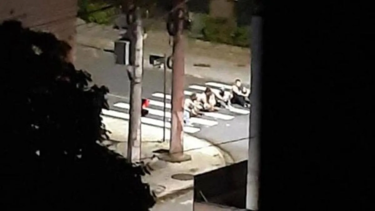 Reféns foram colocados sentados em uma faixa de pedestre para bloquear a rua.
