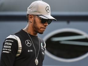 Lewis Hamilton corre pela Mercedes