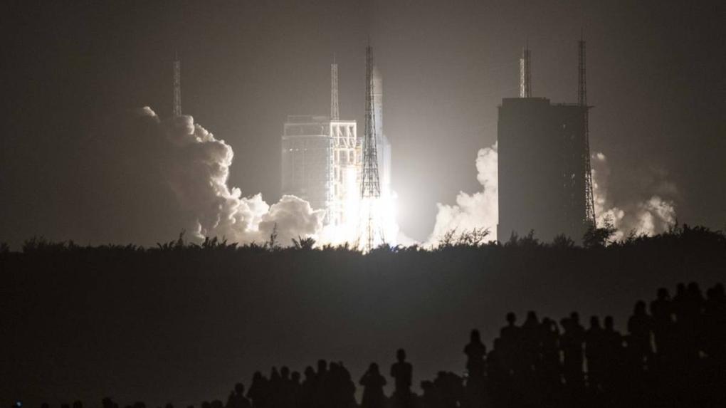 A sonda Chang'e-5 pousou no lado visível da Lua na tarde desta terça-feira
