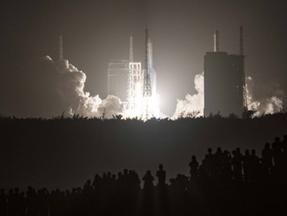 A sonda Chang'e-5 pousou no lado visível da Lua na tarde desta terça-feira