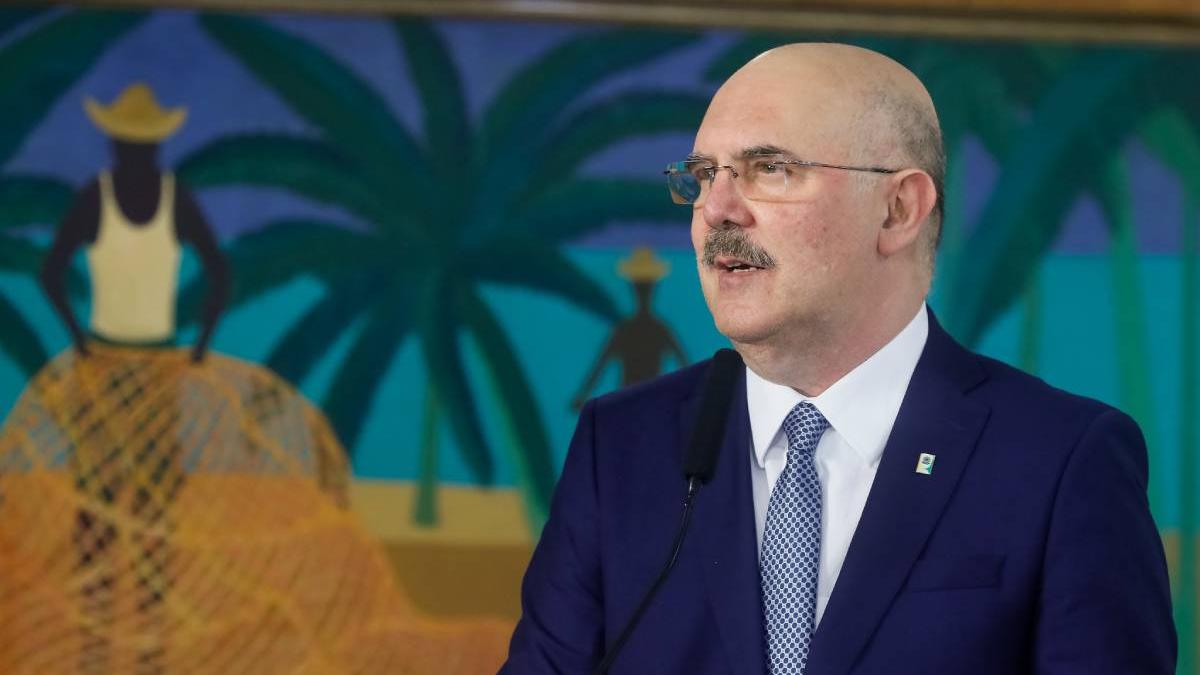 No mesmo dia da publicação, o ministro Milton Ribeiro afirmou que revogaria a portaria e que faria uma consulta pública para discutir o tema. Ele disse que 