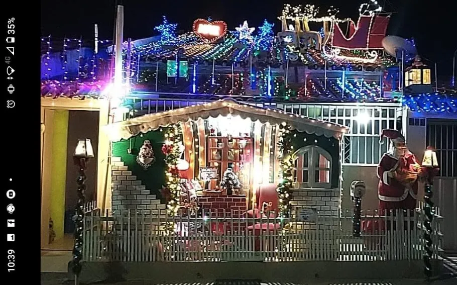 A montagem da casinha de Natal é feita pelos irmãos Gleison Costa e Rosa Santos. Eles passam cindo dias monatando a instalação, que custa cerca de R$ 4 mil