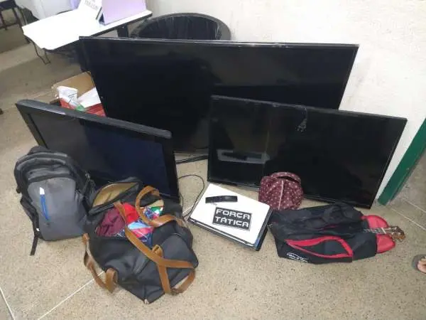 Esta é uma imagem de objetos apreendidos em ação policial em Caucaia