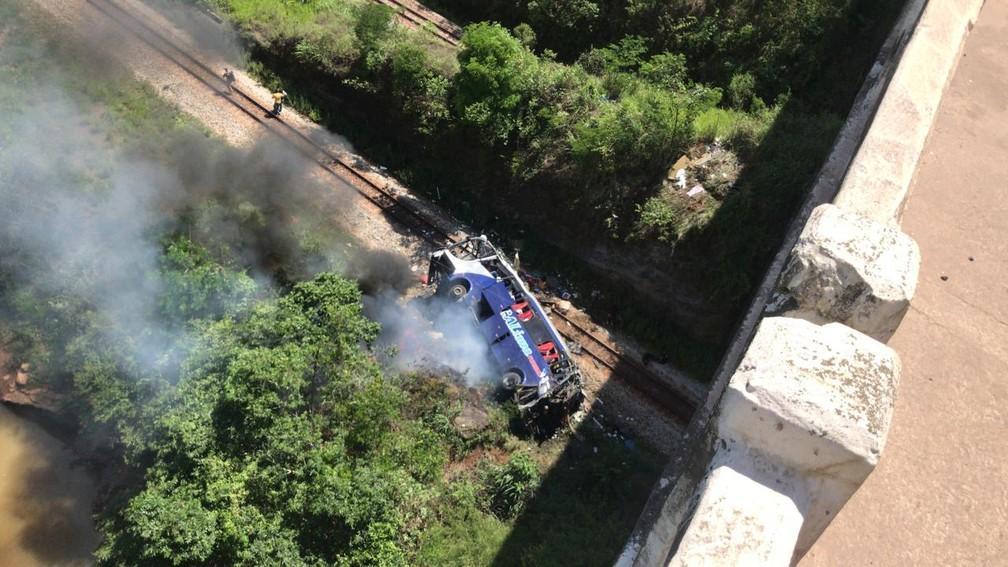 Esta é uma imagem de um ônibus que caiu em um viaduto em João Monlevade, Minas Gerais