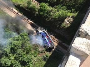 Esta é uma imagem de um ônibus que caiu em um viaduto em João Monlevade, Minas Gerais