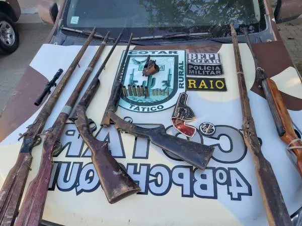 PM chegou ao suspeito depois de ter recebido denúncias anônimas de que ele estaria escondendo armas de fogo em casa