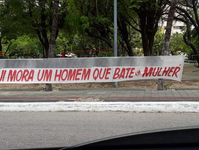 Faixa foi estendida em praça pública, no bairro Papicu