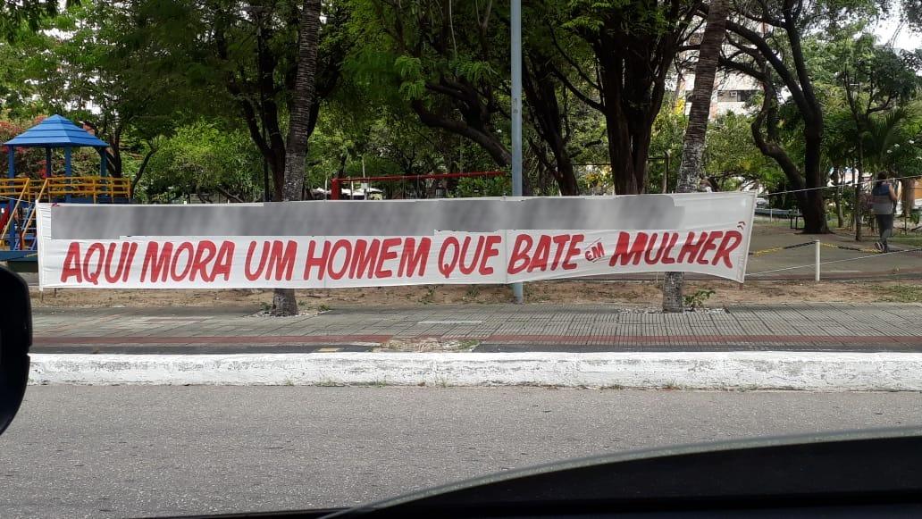 Faixa foi estendida em praça pública, no bairro Papicu