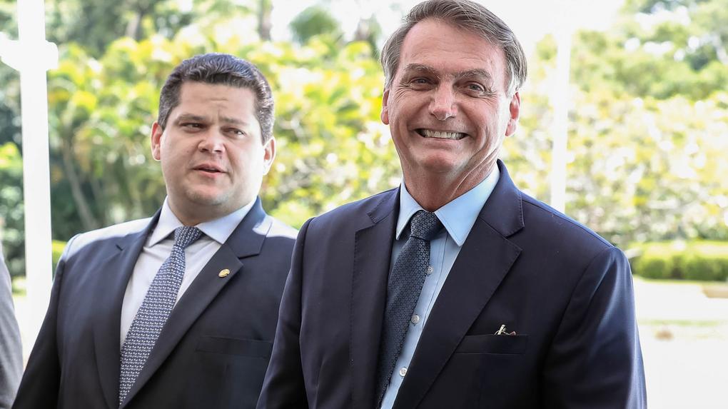 Esta é uma imagem de Jair Bolsonaro e Alcolumbre