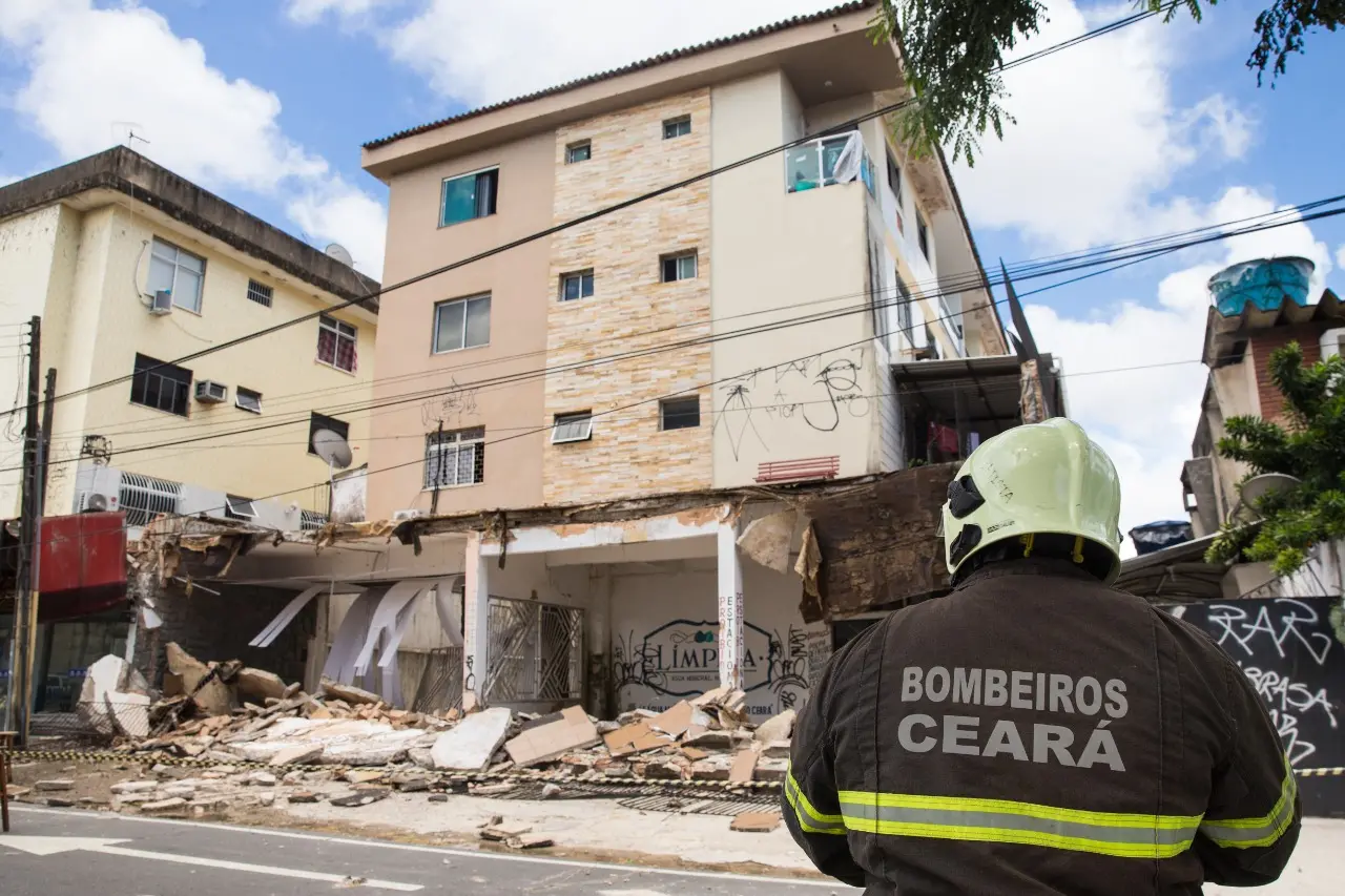 Imagem da notícia Avenida Barão de Studart  segue com trânsito parcialmente bloqueado após laje de prédio desabar
