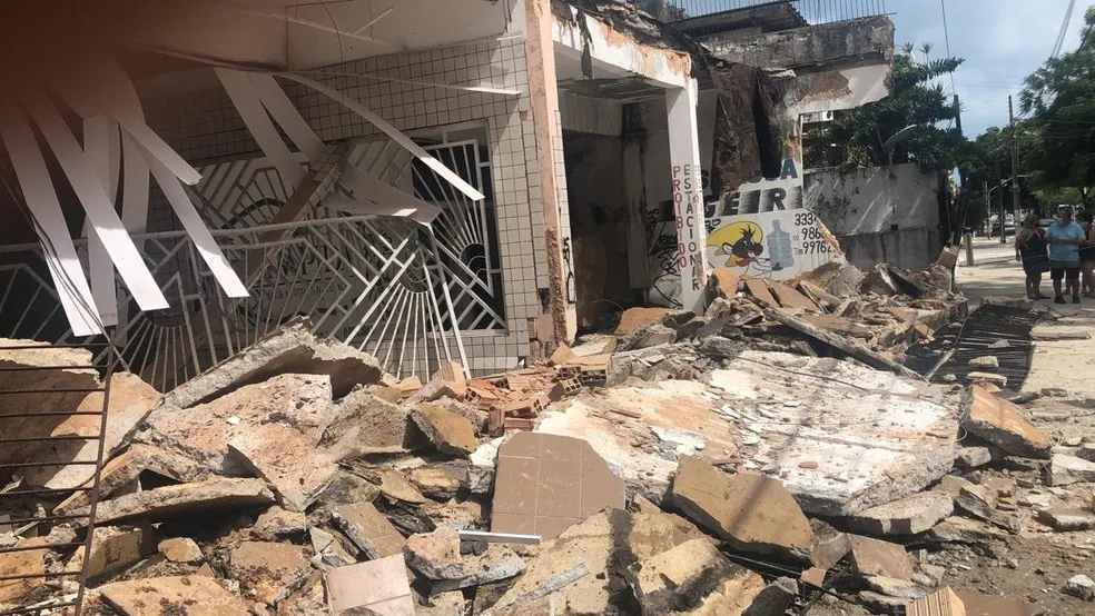 Escombros ainda estão na calçada do prédio um dia após o desabamento da laje.