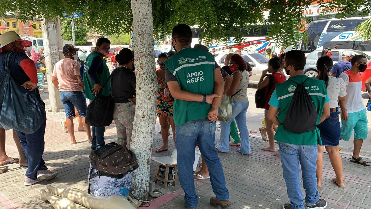 Agentes da Agefis estão no Centro monitorando a movimentação de pessoas.