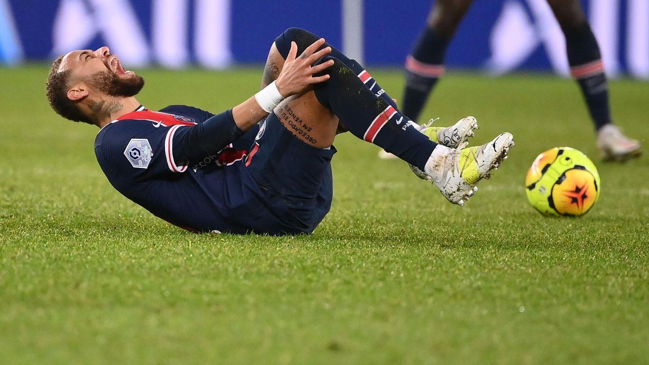 Exame n&atilde;o aponta fratura no tornozelo e Neymar diz que choro foi de 