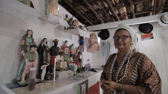 Mãe Marta, em frente a seu altar