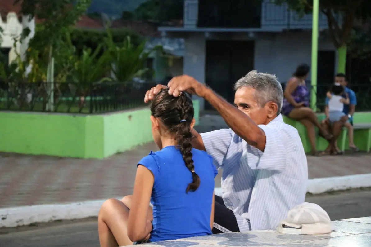 Rezador aplica oração em menina