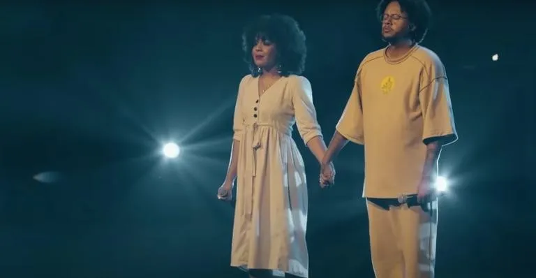 Ao lado da cantora Larissa Luz, o rapper ouve a citação de Fernanda Montenegro em 