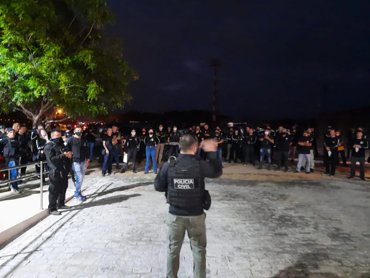 Operação que reuniu 230 policiais civis cumpriu 54 mandados de prisão, 50 de busca e apreensão em Quixeramobim, Boa Viagem, Madalena e Quixadá, no Sertão Central, e em Fortaleza