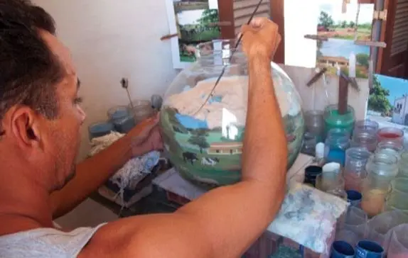 O artesanato em garrafas de areia colorida é um dos atrativos turísticos do Ceará e tem ocorrência relevante no município de Aracati, especificamente na Praia de Majorlândia