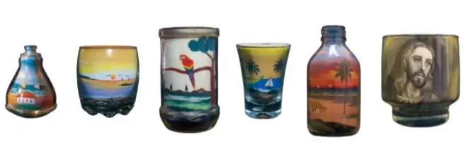 A arte das garrafas de areia colorida recicla vidros em suas obras