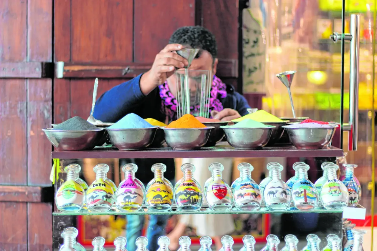 Em Dubai, nos Emirados Árabes Unidos,  também é encontrada a arte de garrafas com areia colorida, explorando temas como o deserto e camelos