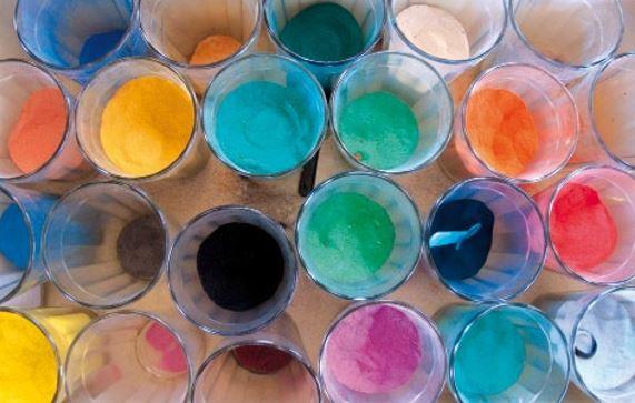 Matéria-prima das garrafas vem das falésias de Aracati, de onde são extraídas diversas cores de areia