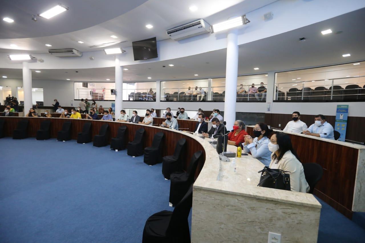 Vereadores eleitos se encontraram nesta segunda-feira para definir formato da posse