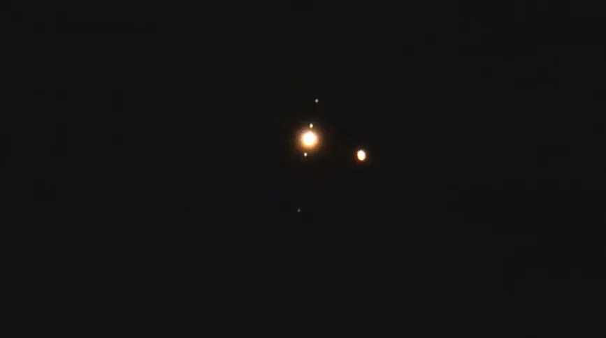 Conjunção entre Júpiter e Saturno, acompanhada por pessoas em Fortaleza.