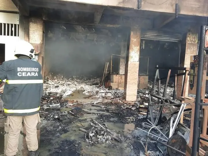 Foram gastos 9 mil litros de água para debelar as chamas