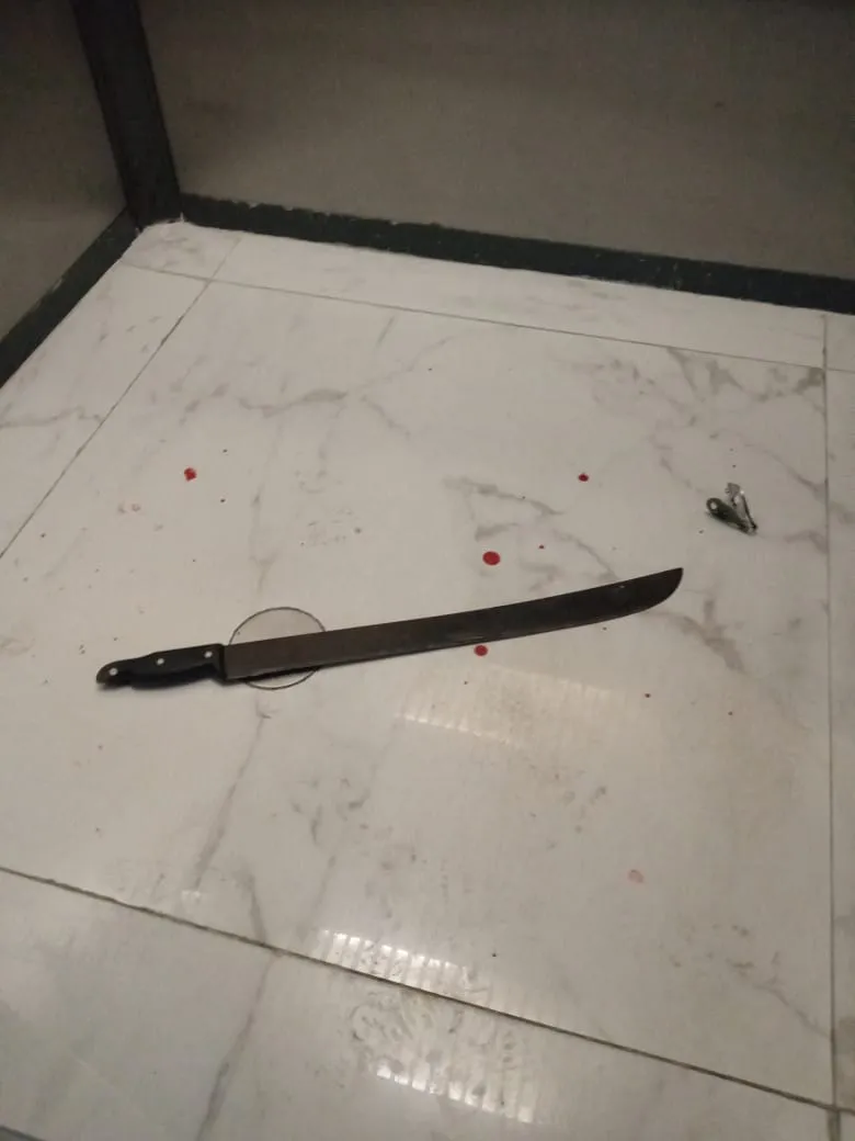 A faca utilizada para desferir os golpes foi apreendida pela Polícia Civil