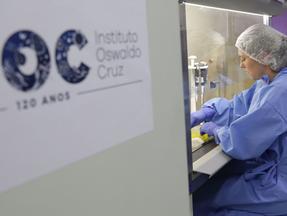 Pesquisadora trabalhando em laboratório do Instituto Oswaldo Cruz