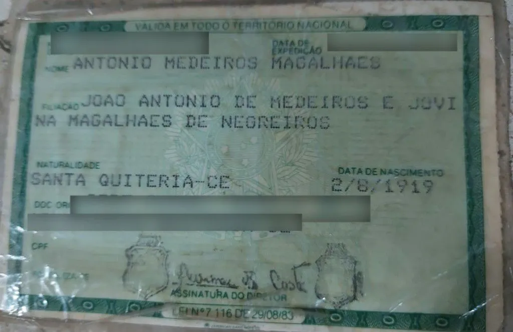 A identidade de Seu Mocinho revela que ele nasceu em 2 de agosto de 1919, em Santa Quitéria