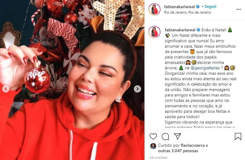 A atriz Fabiana Karla mostrou os enfeites de sua árvore de Natal