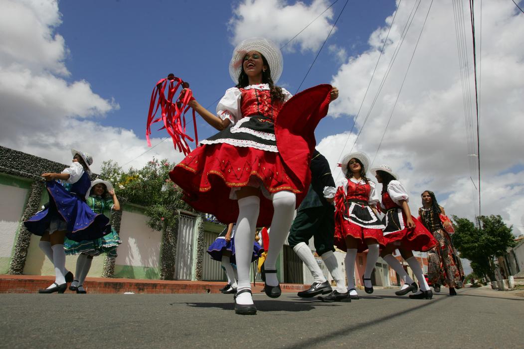 Pastoras do Pastoril Nossa Senhora de Fátima dançam na rua