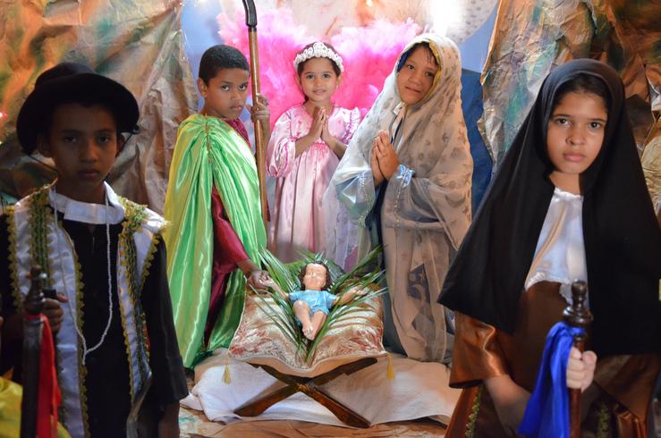 Crianças encenam o nascimento de Jesus, na Lapinha Santa Clara