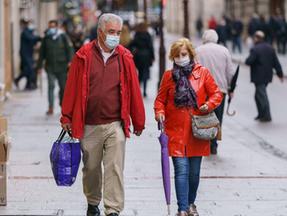 Esta é uma imagem de pessoas caminhando na Espanha