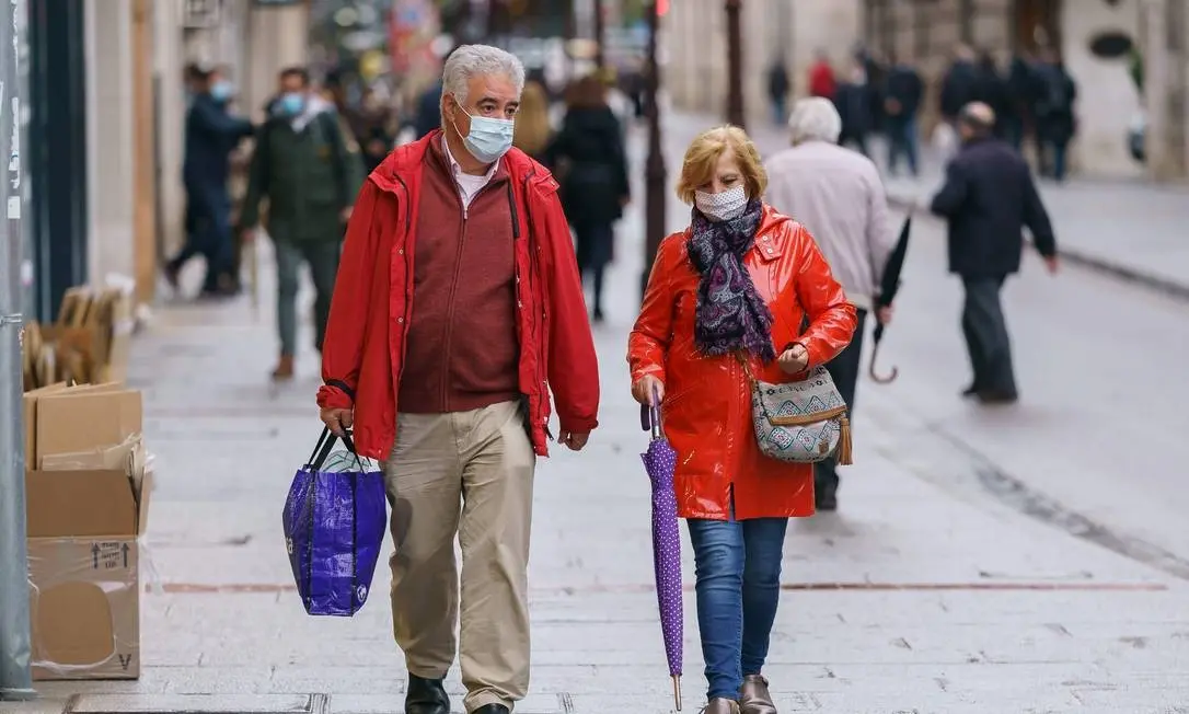 Esta é uma imagem de pessoas caminhando na Espanha